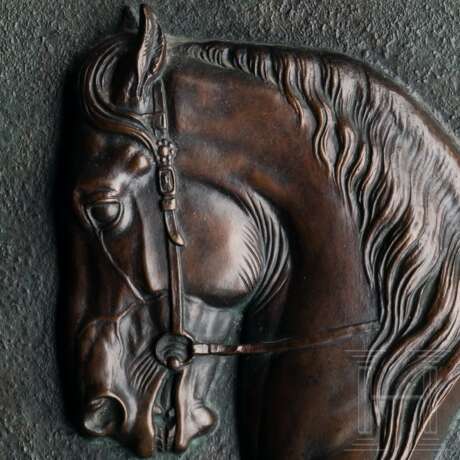 Theodor Kärner (1884 - 1966) - Bronzetafel mit Pferdekopf, 1950er Jahre - photo 3