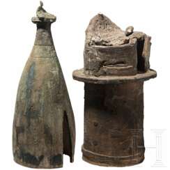 Zwei Terrakotta-Elemente mit Kerbdekor, wohl Nigeria, 20. Jhdt.