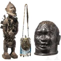 Nkisi-Kraftfigur ("Nagelfetisch" der Bakongo), Maske (Makonde) und Bronzetasche (Benin), Kongo/Mosambik/Benin