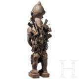 Nkisi-Kraftfigur ("Nagelfetisch" der Bakongo), Maske (Makonde) und Bronzetasche (Benin), Kongo/Mosambik/Benin - фото 2