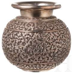 Floral getriebene Lota-Vase (Wasserkrug) aus Silber, Indien, 19./20. Jhdt.
