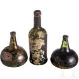 Drei Weinflaschen, Niederlande, um 1750 (zwei)/England, 19. Jhdt. - Foto 2
