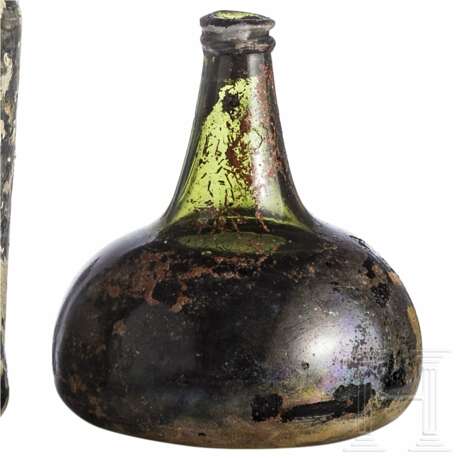 Drei Weinflaschen, Niederlande, um 1750 (zwei)/England, 19. Jhdt. - photo 3