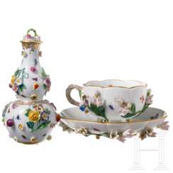 Kürbisvase und Tasse mit Untertasse mit Blütenbelag und Insekten, Meissen, um 1900