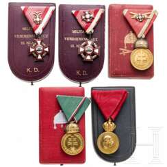 Zwei Militärverdienstkreuze 3. Klasse und drei Signum-Laudis-Medaillen