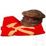 Lederne Schirmmütze und rote Fahne mit sowjetischer Symbolik, Sowjetunion, 1925 - 1960 - photo 1
