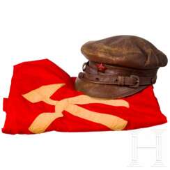 Lederne Schirmmütze und rote Fahne mit sowjetischer Symbolik, Sowjetunion, 1925 - 1960