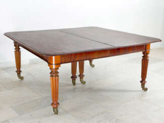 A large extendeble Victorian dinning table 