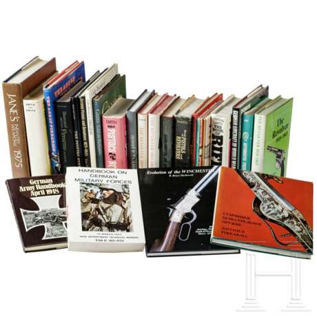 Konvolut Waffenfach- und -sachbücher, z.B. über Perkussionswaffen und Revolver, meist englisch - photo 1