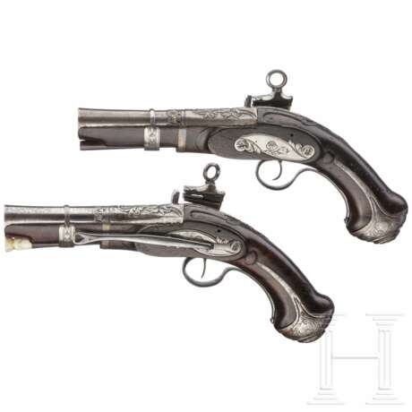 Ein Paar eisengeschnittene Luxus-Miqueletpistolen, Eibar, um 1760 - photo 2