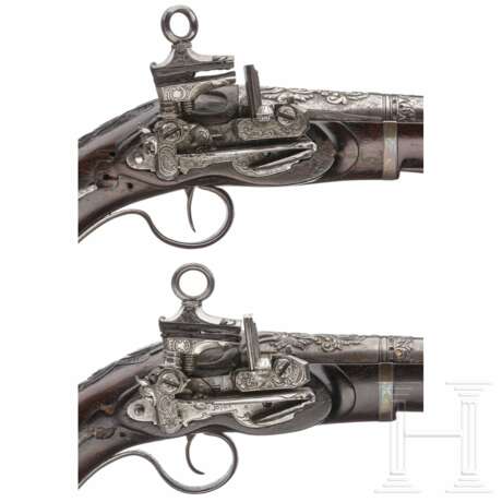 Ein Paar eisengeschnittene Luxus-Miqueletpistolen, Eibar, um 1760 - фото 5