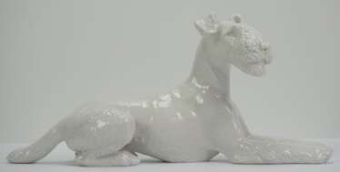 Allach: Liegender Fox Terrier.