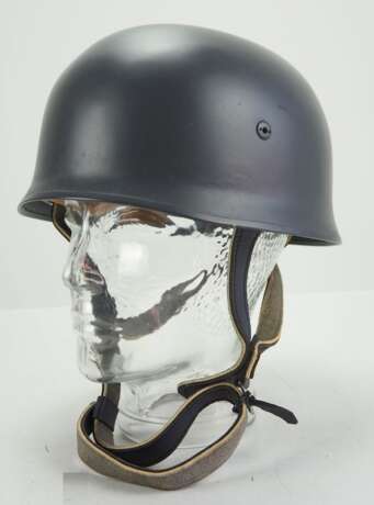 Luftwaffe: Fallschirmspringer Helm mit Tarnbemalung. - фото 1