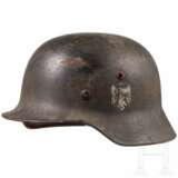 Stahlhelm M 35 des Heeres mit einem Abzeichen - фото 1