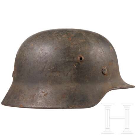 Stahlhelm M 35 des Heeres mit einem Abzeichen - Foto 2