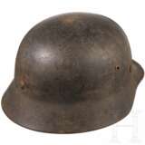 Stahlhelm M 35 des Heeres mit einem Abzeichen - Foto 4