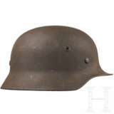 Stahlhelm M 40 des Heeres mit einem Abzeichen - фото 2