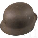 Stahlhelm M 40 des Heeres mit einem Abzeichen - Foto 4