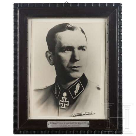 Kurt "Panzermeyer" Meyer - großformatiges Porträtfoto als Standartenführer mit Ritterkreuz und Eichenlaub - фото 1