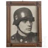 Großformatiges Porträtfoto eines Schützen der "Totenkopf"-Division - Foto 1
