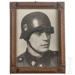Großformatiges Porträtfoto eines Schützen der "Totenkopf"-Division