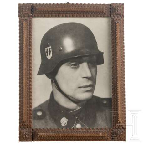 Großformatiges Porträtfoto eines Schützen der "Totenkopf"-Division - фото 1