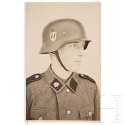 Porträtpostkarte eines SS-Schützen der Totenkopfverbände