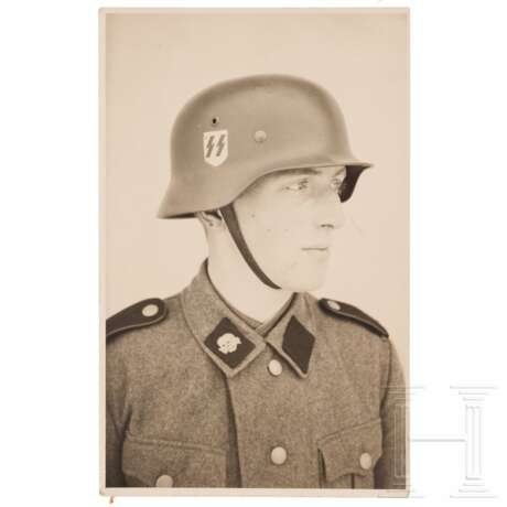 Porträtpostkarte eines SS-Schützen der Totenkopfverbände - photo 1