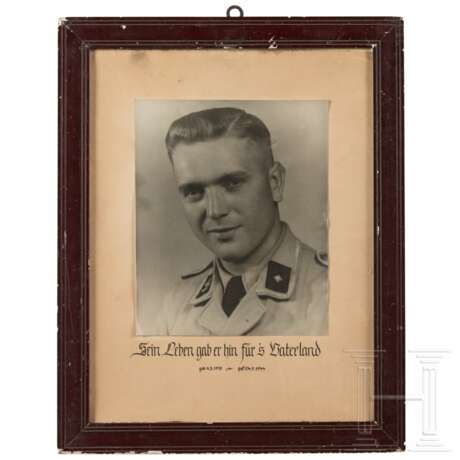 Erinnerungsporträt eines Unterscharführers in Tropenbekleidung - photo 1