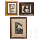Drei gerahmte SS-Porträts mit Stahlhelmen - Foto 1
