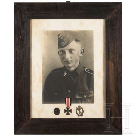 Großformatige Porträtaufnahme eines SS-Schützen mit eingelassenen Auszeichnungen - Foto 1