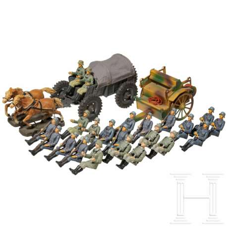 Hellemeister Konvolut mit Feldwagen-Gespann, Funker-Protze und 22 Flak- und Heersoldaten sitzend - фото 1