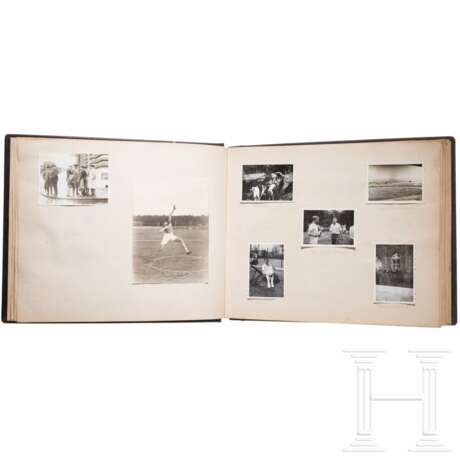 Zwei Fotoalben mit 235 Aufnahmen eines Leichtathleten, u.a. Training und Vorbereitung auf die Olympischen Spielen 1936, mit einer signierten Fotokarte von Hans von Tschammer und Osten - фото 2
