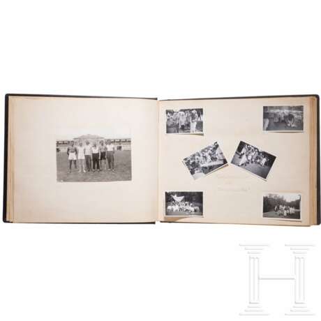 Zwei Fotoalben mit 235 Aufnahmen eines Leichtathleten, u.a. Training und Vorbereitung auf die Olympischen Spielen 1936, mit einer signierten Fotokarte von Hans von Tschammer und Osten - photo 3