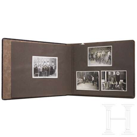 Zwei Fotoalben mit 235 Aufnahmen eines Leichtathleten, u.a. Training und Vorbereitung auf die Olympischen Spielen 1936, mit einer signierten Fotokarte von Hans von Tschammer und Osten - photo 5