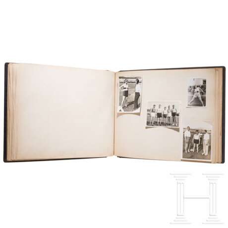 Zwei Fotoalben mit 235 Aufnahmen eines Leichtathleten, u.a. Training und Vorbereitung auf die Olympischen Spielen 1936, mit einer signierten Fotokarte von Hans von Tschammer und Osten - Foto 10