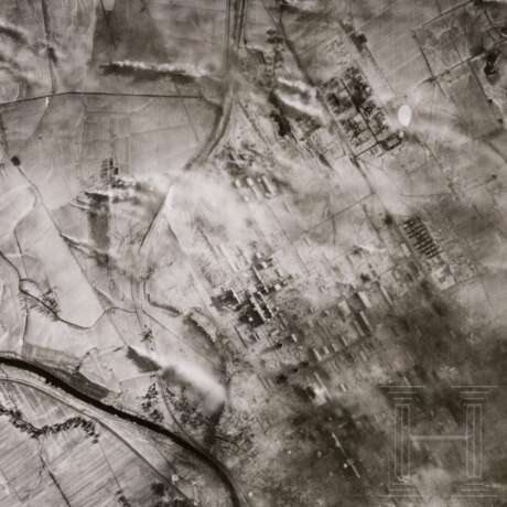 Bombardement der Buna-Werke in Auschwitz-Monowitz - US-Luftaufnahme von den Luftangriffen im August oder September 1944 - Foto 2