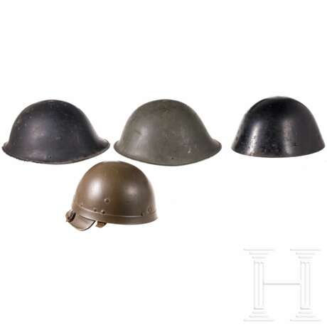 Sieben Helme und drei Schirmmützen, international, 20. Jhdt. - фото 3