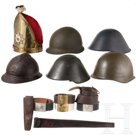 Grenadiermütze, fünf internationale Helme und mehrere Koppel, 20. Jhdt. - Foto 1
