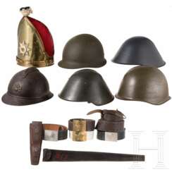 Grenadiermütze, fünf internationale Helme und mehrere Koppel, 20. Jhdt.