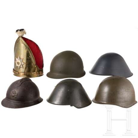 Grenadiermütze, fünf internationale Helme und mehrere Koppel, 20. Jhdt. - Foto 4