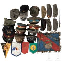 Große Sammlung Kopfbedeckungen, Wimpel etc., meist von NATO und Warschauer Pakt, 20. Jhdt.
