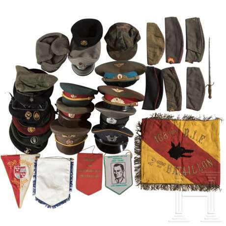 Große Sammlung Kopfbedeckungen, Wimpel etc., meist von NATO und Warschauer Pakt, 20. Jhdt. - photo 2