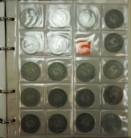 BRD: Sammlung 71 x 5 DM Münzen. - photo 2