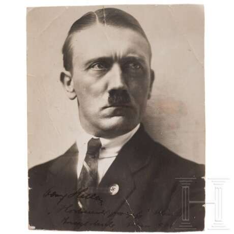 Adolf Hitler - eigenhändig signiertes Hoffmann-Porträtfoto, 1924 - Foto 1