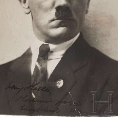 Adolf Hitler - eigenhändig signiertes Hoffmann-Porträtfoto, 1924 - photo 3