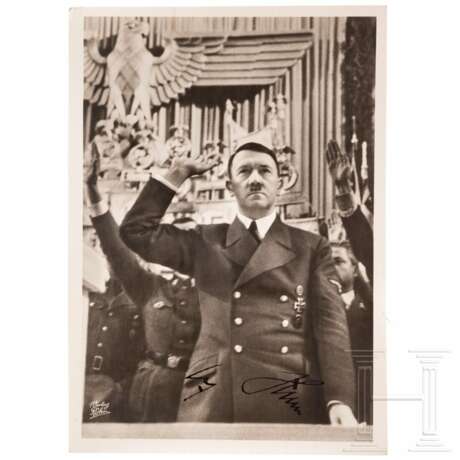 Adolf Hitler - eigenhändig signierte Röhr-Fotopostkarte - Foto 1