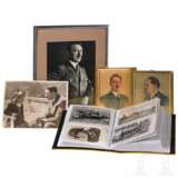Drei Hitlerporträts sowie kleine Postkartensammlung - Foto 1