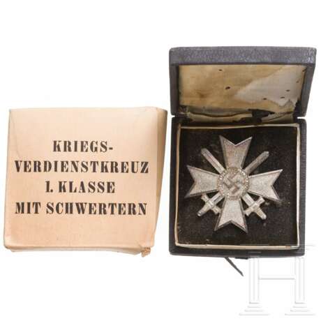 Kriegsverdienstkreuz 1. Klasse mit Schwertern in Etui und Überkarton, Deschler & Sohn, München - photo 1