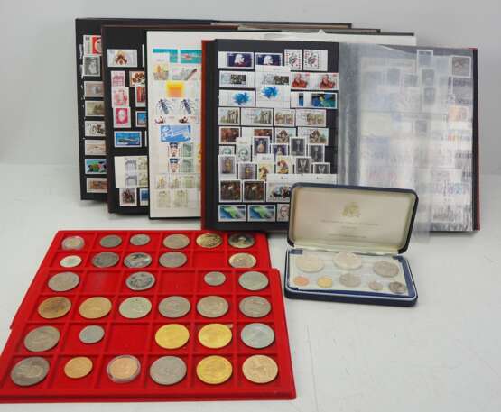 Lot Münzen und Briefmarken. - photo 1